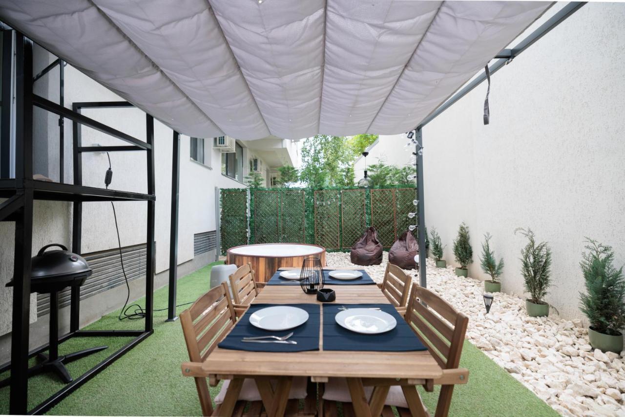 Downtown Hidden Garden With Jacuzzi In Bucharest Apartment Bagian luar foto