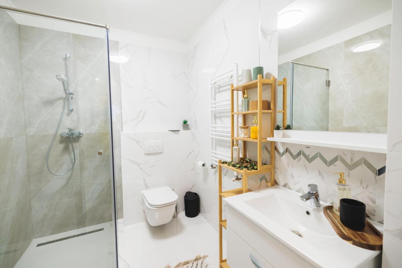 Downtown Hidden Garden With Jacuzzi In Bucharest Apartment Bagian luar foto