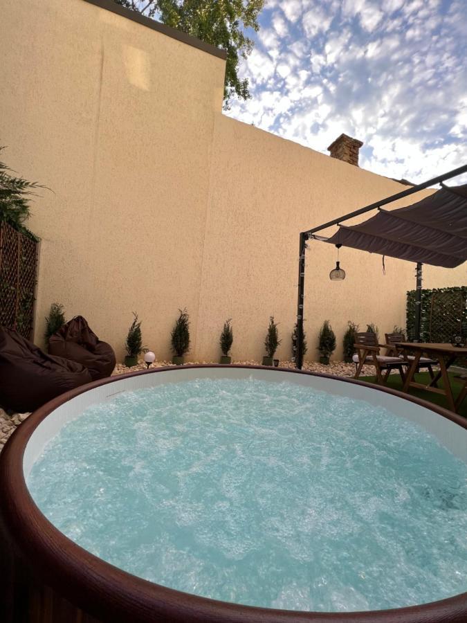 Downtown Hidden Garden With Jacuzzi In Bucharest Apartment Bagian luar foto