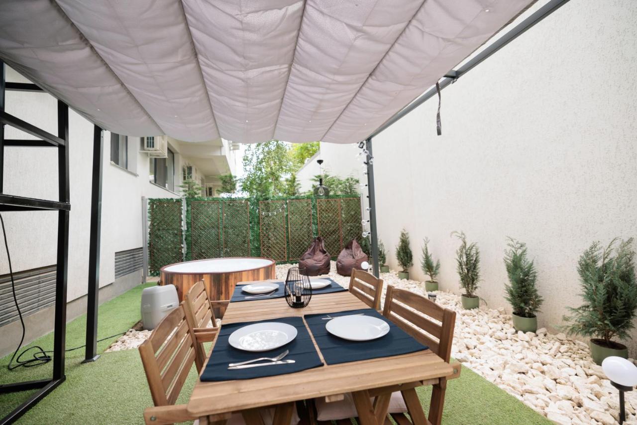 Downtown Hidden Garden With Jacuzzi In Bucharest Apartment Bagian luar foto