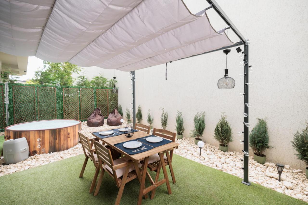Downtown Hidden Garden With Jacuzzi In Bucharest Apartment Bagian luar foto