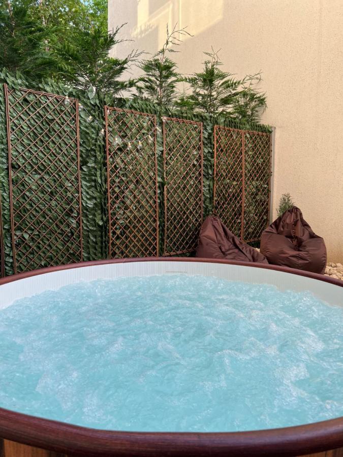 Downtown Hidden Garden With Jacuzzi In Bucharest Apartment Bagian luar foto