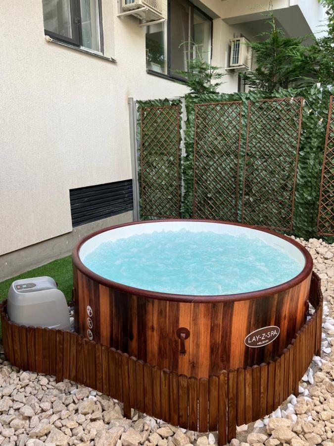 Downtown Hidden Garden With Jacuzzi In Bucharest Apartment Bagian luar foto