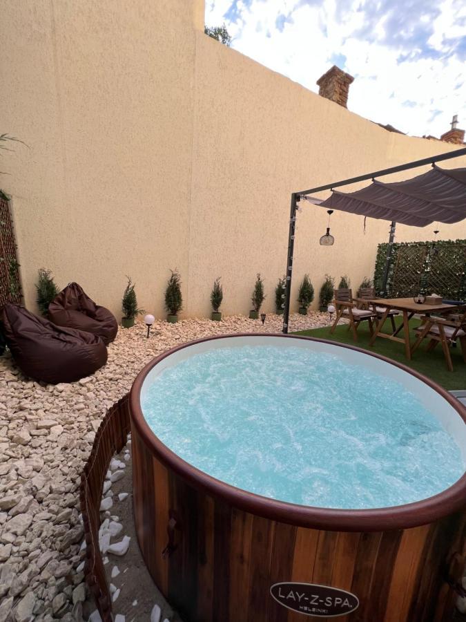 Downtown Hidden Garden With Jacuzzi In Bucharest Apartment Bagian luar foto