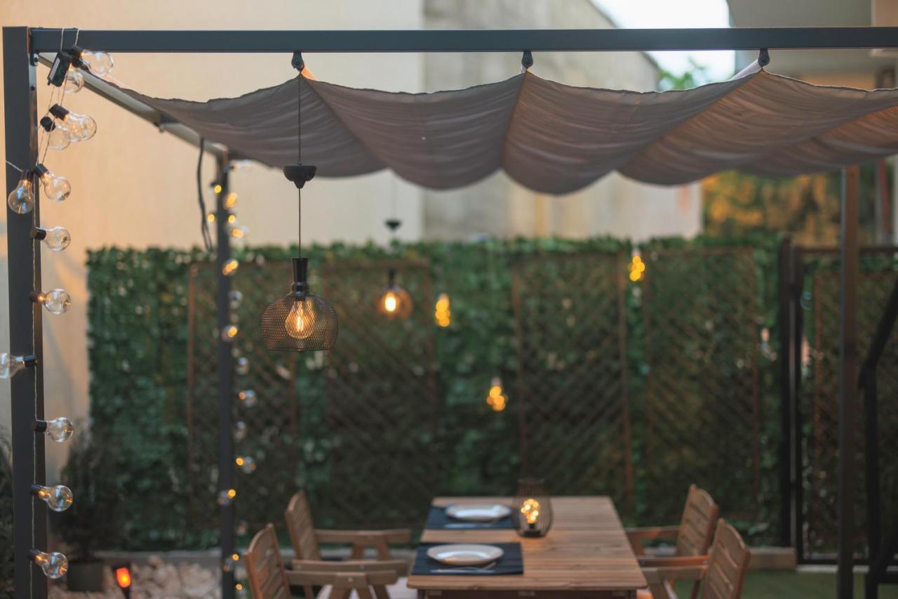 Downtown Hidden Garden With Jacuzzi In Bucharest Apartment Bagian luar foto