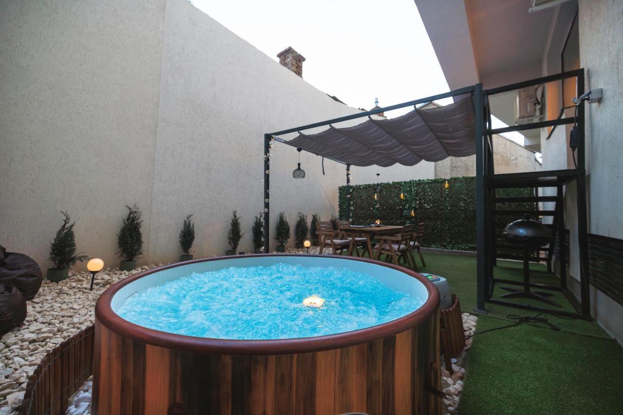 Downtown Hidden Garden With Jacuzzi In Bucharest Apartment Bagian luar foto