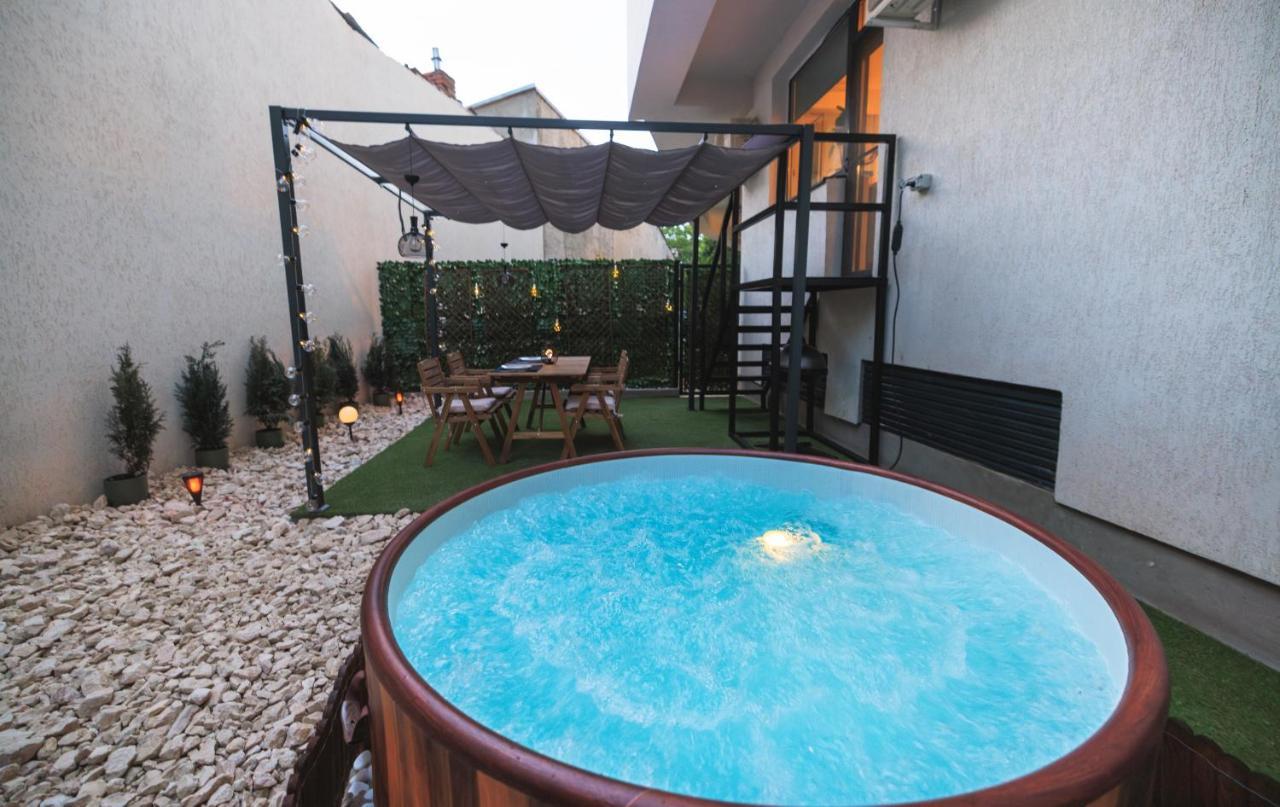 Downtown Hidden Garden With Jacuzzi In Bucharest Apartment Bagian luar foto