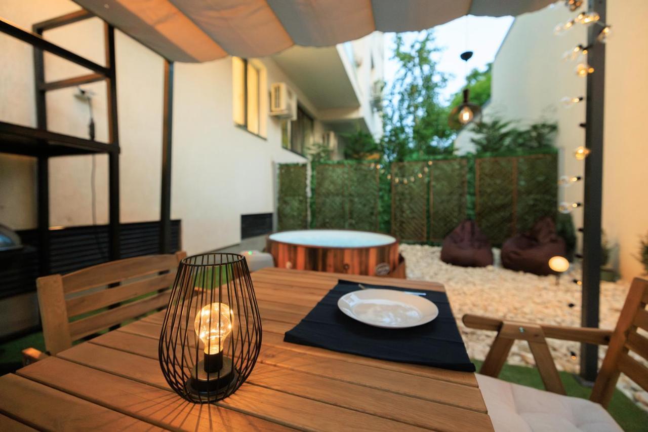 Downtown Hidden Garden With Jacuzzi In Bucharest Apartment Bagian luar foto