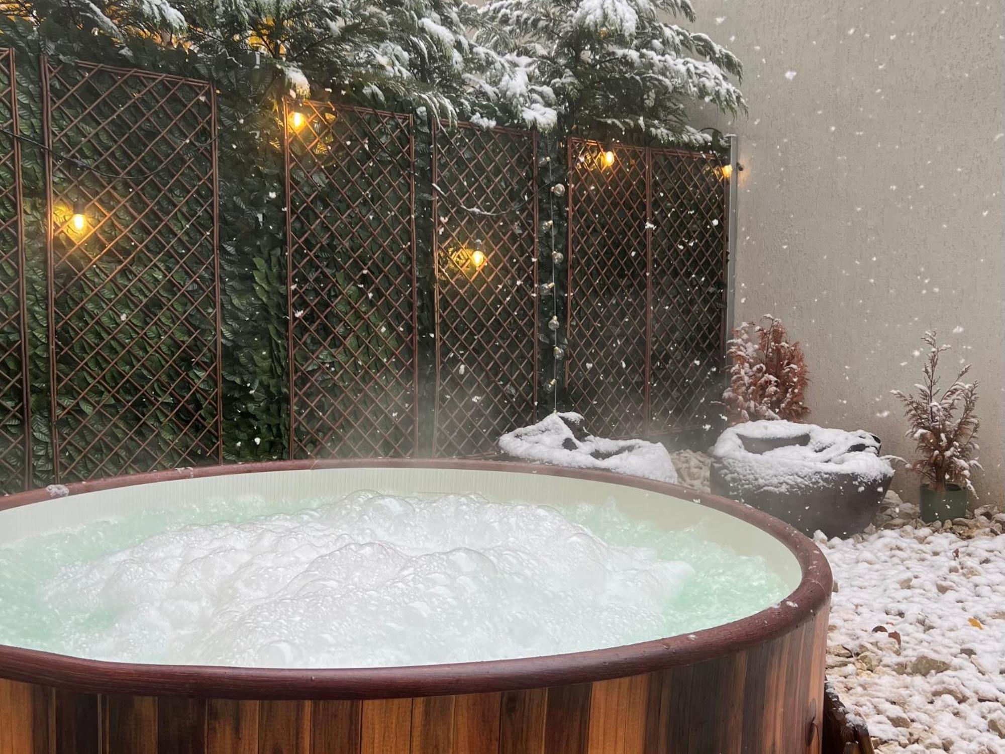 Downtown Hidden Garden With Jacuzzi In Bucharest Apartment Bagian luar foto